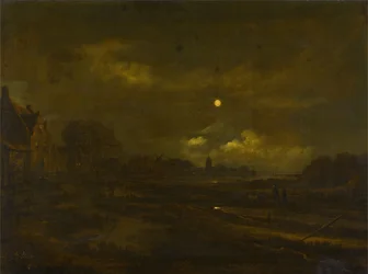 Paisaje fluvial iluminado por la luna con un pueblo, un molino de viento y una iglesia más allá, con viajeros en un sendero en primer plano.