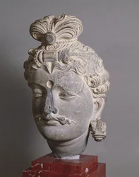 Cabeza de un Bodhisattva, estilo greco-budista, de Buner, siglo II