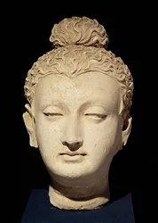 Cabeza de un Buda, estilo greco-budista, de Hadda (estuco)