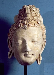 Cabeza de un Buda Sonriente, estilo Greco-Budista, de Hadda, siglo I-IV (estuco)