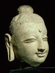 Cabeza de un Buda sonriente, estilo greco-budista, de Afganistán, siglo I-IV