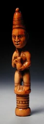 Figura con vestimenta europea sosteniendo una jarra de gres alemana, Congo, principios del siglo XIX