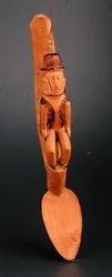 Figura de un hombre europeo sentado en el eje de una cuchara, Sudeste de África, finales del siglo XIX