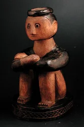 Figura sentada de un hombre con un anillo en la cabeza, Tsonga, Mozambique, finales del siglo XIX