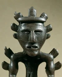Prehistoria: figurilla de guerrero de bronce del Tesoro de Galic (Kostroma, Rusia). 1500 a.C. Edad del Bronce. Moscú, Museo Histórico Estatal