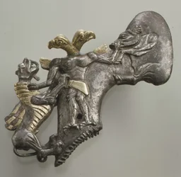 Cabeza de hacha con agujero de eje con demonio con cabeza de pájaro, jabalí y dragón, c. finales del 3er milenio a.C. - principios del 2do milenio a.C.