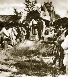 Un grupo de Cristeros reunidos para devociones secretas, c.1926