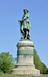 Estatua colosal de Vercingétorix (72-46 a. C.), caudillo galo. Escultura de Aimé Millet (1819-1891), de 6,60 m de altura, erigida en 1865 en la parte occidental del monte Auxois (pedestal de 7 m de altura de Viollet-le-Duc). Alise-Sainte-Reine, 1865