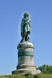 Estatua colosal de Vercingétorix (72-46 a. C.), líder galo - De 6,60 m de altura, erigida en 1865 en la parte occidental del monte Auxois (base de 7 m de altura de Viollet-le-Duc), Alise-Sainte-Reine, 1865
