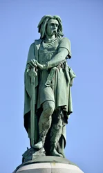 Estatua colosal de Vercingétorix (72-46 a. C.), líder galo - De 6,60 m de altura, erigida en 1865 en la parte occidental del monte Auxois (base de 7 m de altura de Viollet-le-Duc), Alise-Sainte-Reine, 1865