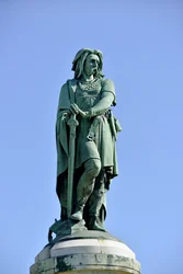 Estatua colosal de Vercingétorix (72-46 a. C.), caudillo galo - escultura de Aimé Millet (1819-1891), de 6,60 m de altura, erigida en 1865 en la parte occidental del monte Auxois (pedestal de 7 m de altura de Viollet-le-Duc), Alise-Sainte-Reine, 1865