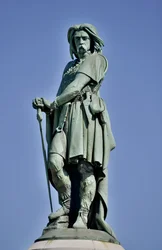 Estatua colosal de Vercingétorix (72-46 a. C.), caudillo galo - Escultura de Aimé Millet (1819-1891), de 6,60 m de altura, erigida en 1865 en la parte occidental del monte Auxois (pedestal de 7 m de altura de Viollet-le-Duc), Alise-Sainte-Reine, 1865