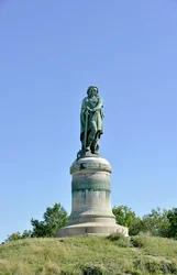 Estatua colosal de Vercingétorix (72-46 a. C.), caudillo galo - Escultura de Aimé Millet (1819-1891), de 6,60 m de altura, erigida en 1865 en la parte occidental del monte Auxois (pedestal de 7 m de altura de Viollet-le-Duc), Alise-Sainte-Reine, 1865