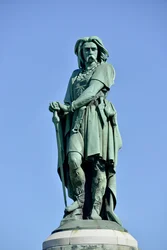 Estatua colosal de Vercingétorix (72-46 a. C.), caudillo galo. Escultura de Aimé Millet (1819-1891), de 6,60 m de altura, erigida en 1865 en la parte occidental del monte Auxois (pedestal de 7 m de altura de Viollet-le-Duc). Alise-Sainte-Reine, 1865.