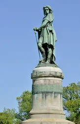 Estatua colosal de Vercingétorix (72-46 a. C.), caudillo galo. Escultura de Aimé Millet (1819-1891), de 6,60 m de altura, erigida en 1865 en la parte occidental del monte Auxois (pedestal de 7 m de altura de Viollet-le-Duc). Alise-Sainte-Reine, 1865.