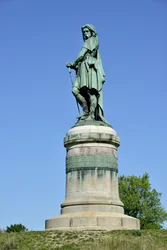 Estatua colosal de Vercingétorix (72-46 a. C.), jefe galo. Escultura de Aimé Millet (1819-1891), de 6,60 m de altura, erigida en 1865 en la parte occidental del monte Auxois, con una base de 7 m de altura de Viollet-le-Duc. Alise-Sainte-Reine, 1865
