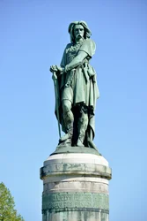 Estatua colosal de Vercingétorix (72-46 a. C.), jefe galo. Escultura de Aimé Millet (1819-1891), de 6,60 m de altura, erigida en 1865 en la parte occidental del Mont Auxois (pedestal de 7 m de altura de Viollet-le-Duc). Alise-Sainte-Reine, 1865