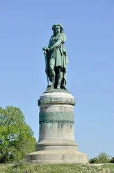 Estatua colosal de Vercingétorix (72-46 a. C.), caudillo galo - escultura de Aimé Millet (1819-1891), de 6,60 m de altura, erigida en 1865 en la parte occidental del monte Auxois (base de 7 m de altura de Viollet-le-Duc), Alise-Sainte-Reine, 1865