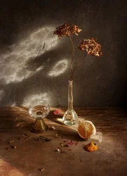 Naturaleza muerta floral con tonos terrosos