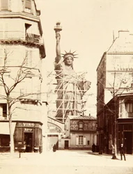 Montaje de la Estatua de la Libertad, París 1883