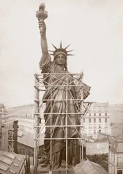 Montaje de la Estatua de la Libertad, París 1883