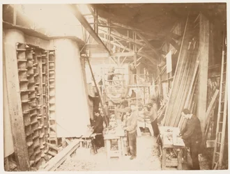 Hombres trabajando durante la construcción de la Estatua de la Libertad, París