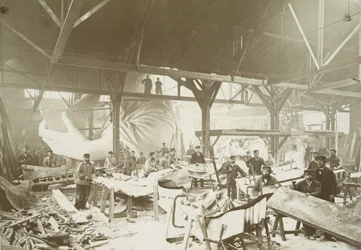 Hombres en un taller martillando láminas de cobre para la construcción de la Estatua de la Libertad, 1883