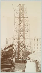 Andamios para el ensamblaje de la Estatua de la Libertad, la cabeza mostrada a la izquierda, París, 1883