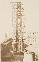 Andamiaje para el ensamblaje de la Estatua de la Libertad, la cabeza mostrada a la izquierda, París, 1883
