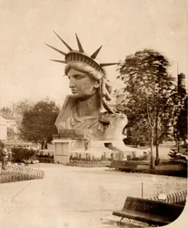La cabeza de la Estatua de la Libertad en exhibición en París 1883