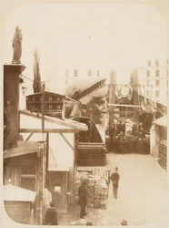 Vista del área externa del taller de Monduit y Bechet, mostrando la cabeza de la Estatua de la Libertad, París, 1883