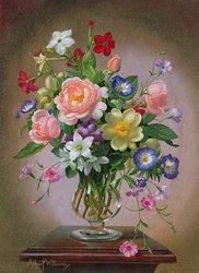 Rosas, peonías y fresias en un jarrón de vidrio