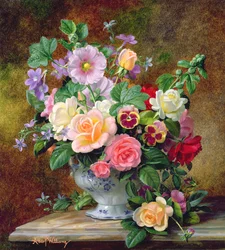 Rosas, pensamientos y otras flores en un jarrón