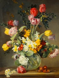 Tulipanes en un jarrón de cristal