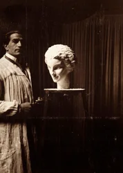 El escultor Mario Pelagatti en su estudio, Florencia, 20/11/1920