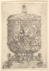 Copa cubierta con grotescos sobre un fondo blanco