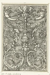 Candelabro con un querubín