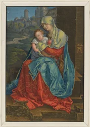 María sentada con el Niño ante un muro