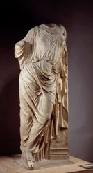 Afrodita al pilar. Escultura de mármol después de la Afrodita de Alcamene