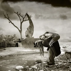 A cuestas por un paisaje surrealista