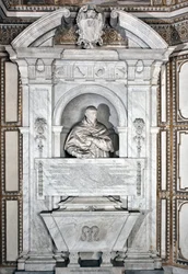 Monumento funerario en homenaje al Cardenal Giovanni Garcia Mellini con retrato en busto. Escultura de mármol por Alessandro Algardi, alrededor de 1630, Roma, Basílica de Santa Maria del Popolo, Capilla Mellini