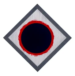 Círculo azul sobre diamante rojo, 2022 (esmalte y bolígrafo sobre cartulina)