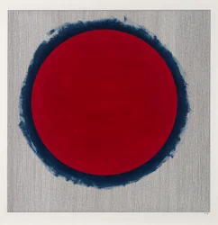 Círculo rojo sobre azul, 2022 (esmalte y bolígrafo sobre cartulina)