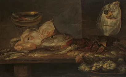 Bodegón con pescado y una langosta y ostras en una mesa cercana