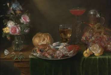 Bodegón con un jarrón con flores, un plato de peltre con cangrejos y gambas, copas de vino, una jarra, uvas y un limón