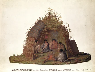 Habitantes de la Isla de Tierra del Fuego en su cabaña