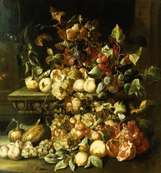 Uvas, higos, frambuesas y otras frutas en un borde de piedra