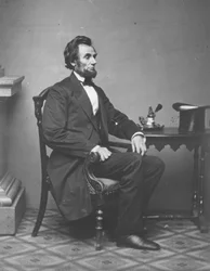 Abraham Lincoln, retrato de cuerpo entero, sentado, 1861