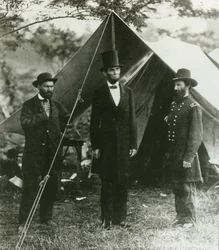 Abraham Lincoln con Allan Pinkerton y el mayor general John A. McClernand, 1862
