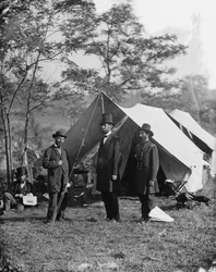 Abraham Lincoln con Allan Pinkerton y el Mayor General John A. McClernand, 1862